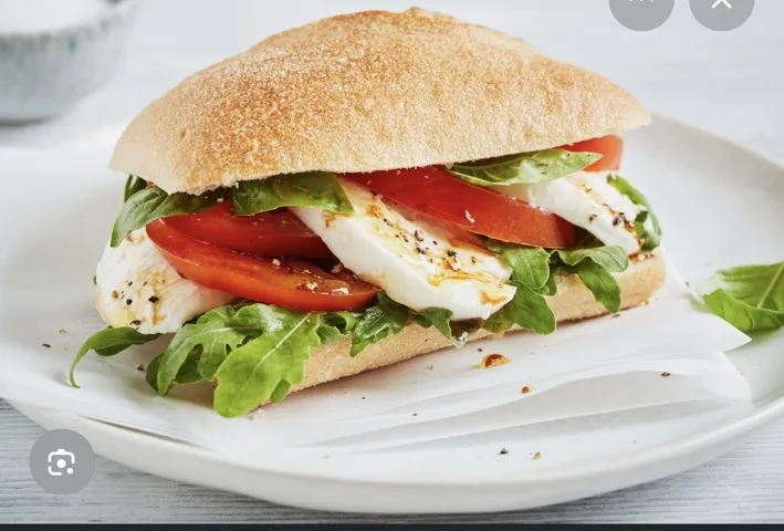 Mozzarella-Tomate-Pesto-Brötchen