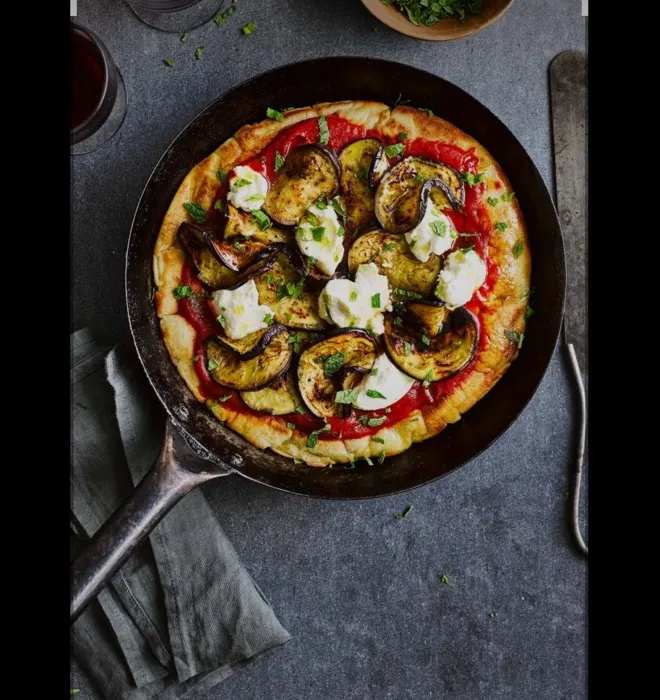 Mini Pizza Aubergine, Mozzarella & Tomaten