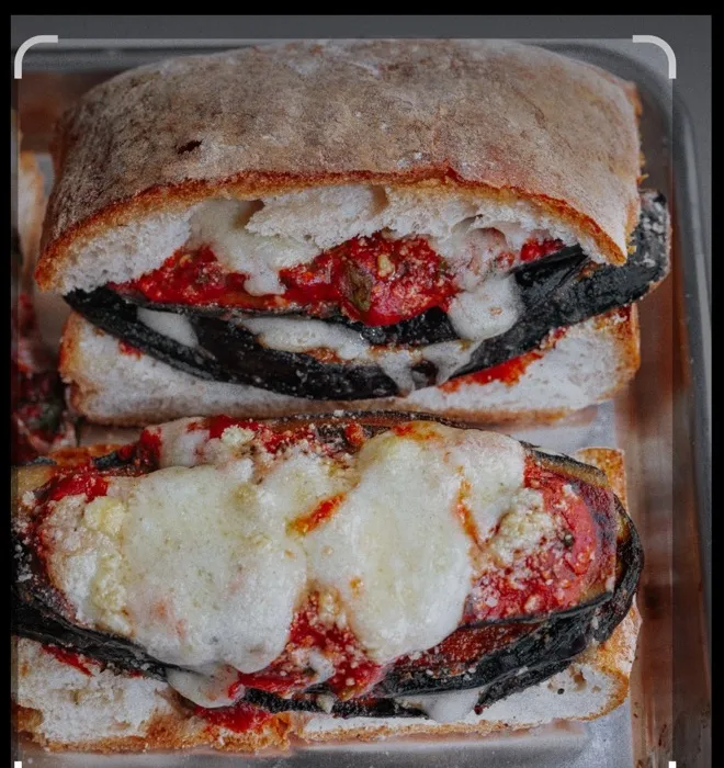 Warmes Auberginen-Mozzarella-Tomaten-Sandwich