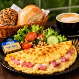 Omelett Frühstück mit Käse & Schinken oder Salami