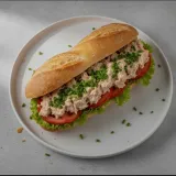 Thunfisch-Sandwich mit schwarzen Oliven im Fladenbrot