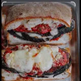 Warmes Auberginen-Mozzarella-Tomaten-Sandwich